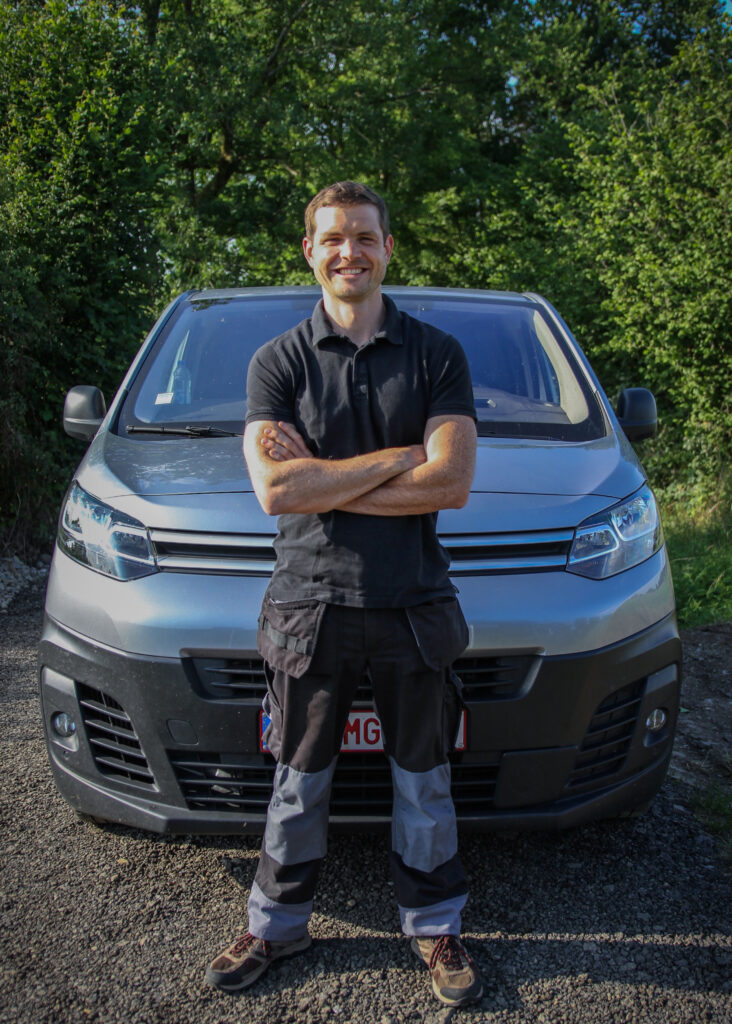 Laurent Scherer devant sa camionnette Solar-Repair